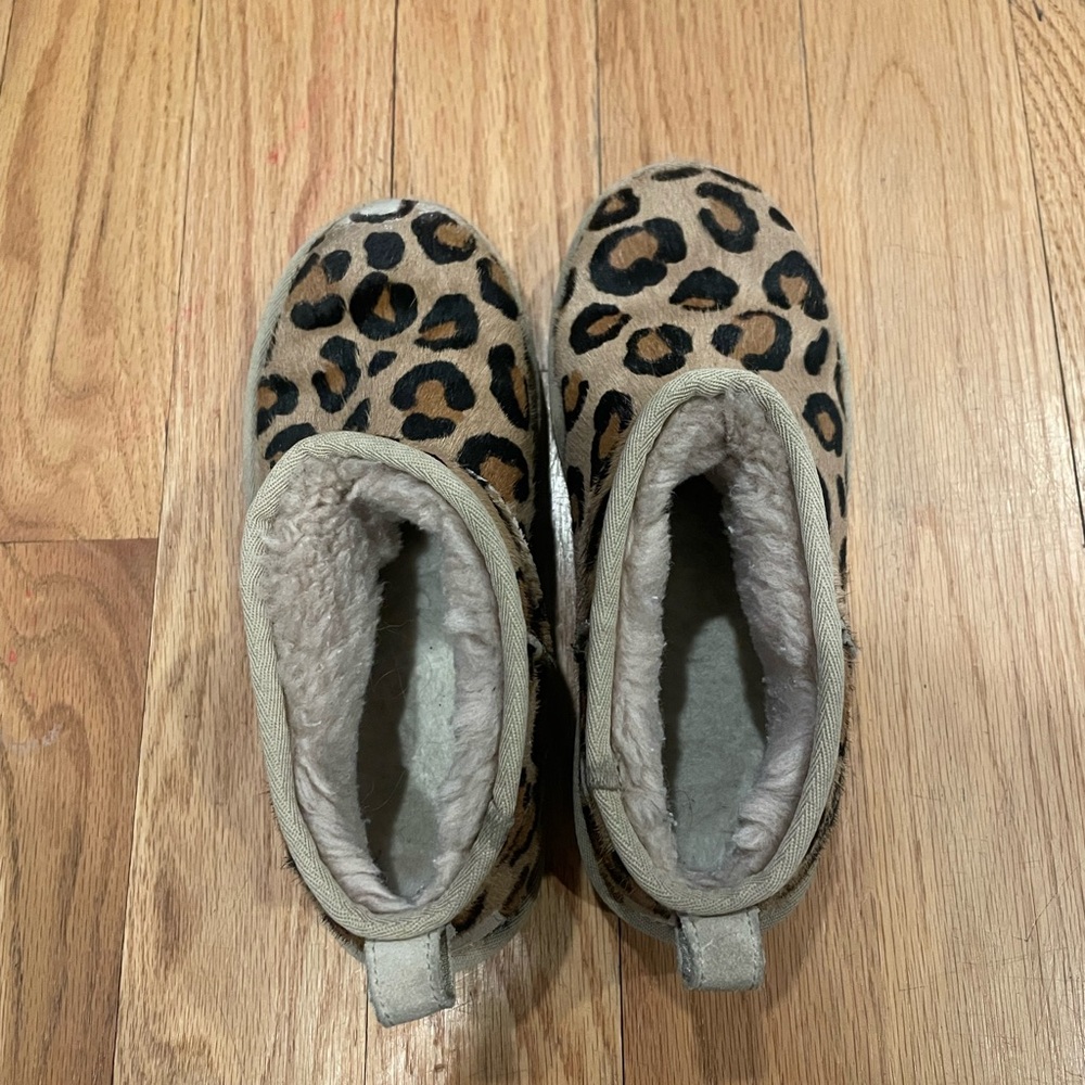 UGG size 6 Tan and Black Leopard Print boots